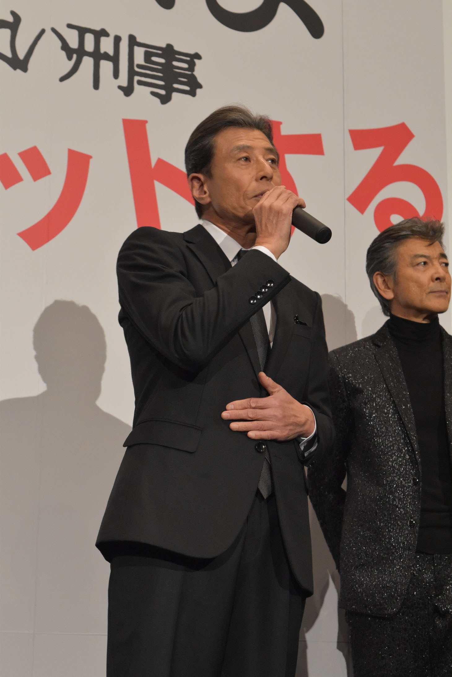 サングラスを外し挨拶する舘ひろし。