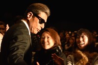 ファンの声援に応える舘ひろし。