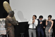 テラフォーマーの着ぐるみが現れ、パニックになるハマカーンの2人（中央）。