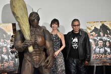 「テラフォーマーズ」完成直前イベントの様子。左からテラフォーマーの着ぐるみ、篠田麻里子、三池崇史。