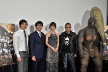 （左から）ハマカーンの浜谷健司と神田伸一郎、篠田麻里子、三池崇史、テラフォーマーの着ぐるみ。