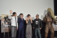 手を振る登壇者たちと、テラフォーマーの着ぐるみ（右）。