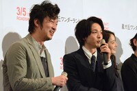 左から新井浩文、中村倫也。