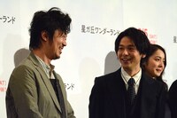 笑顔で見つめ合う中村倫也（右）と新井浩文（左）。