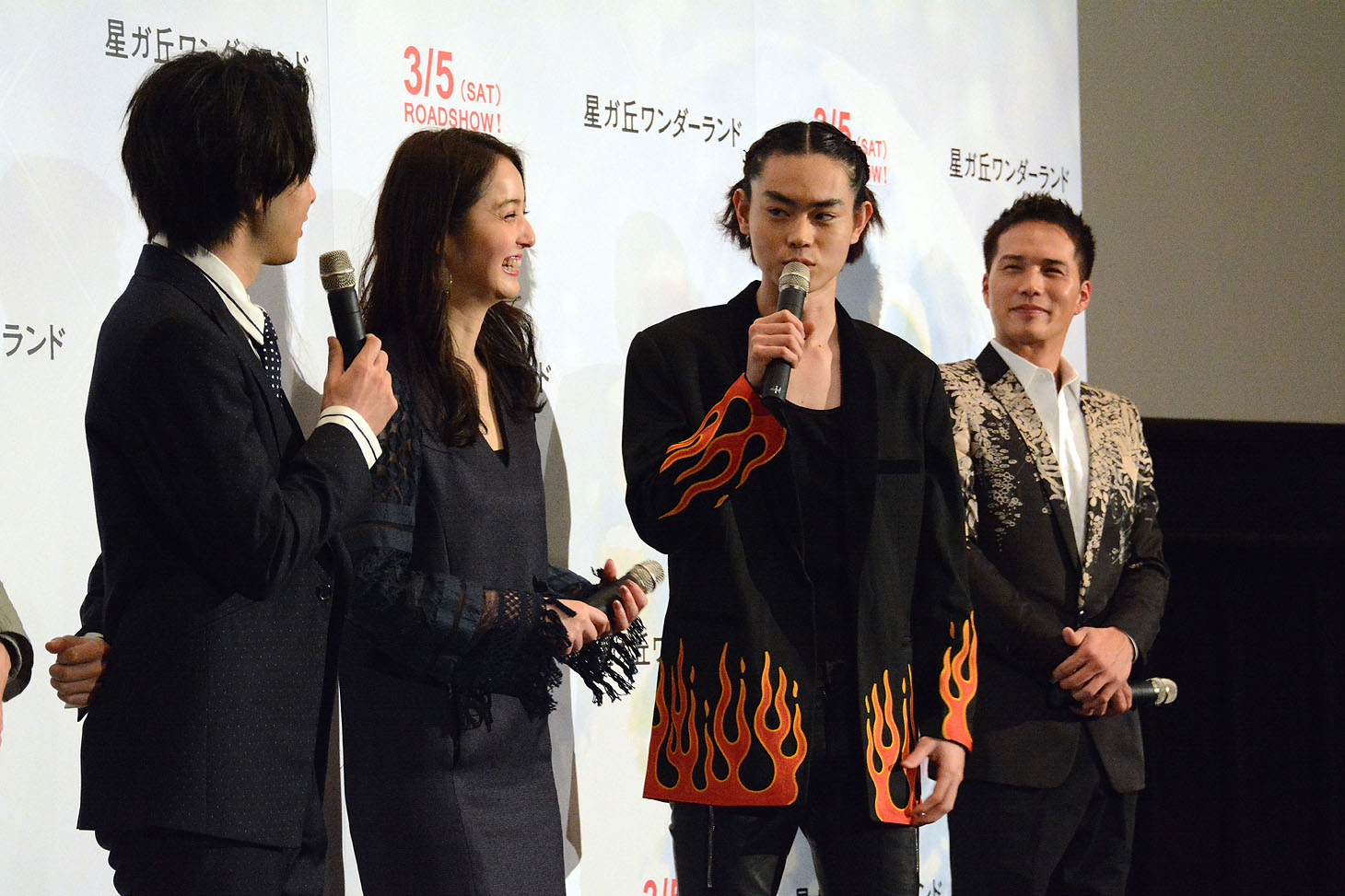 渋い顔で撮影時を振り返る菅田将暉（中央右）。