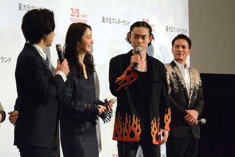 渋い顔で撮影時を振り返る菅田将暉（中央右）。