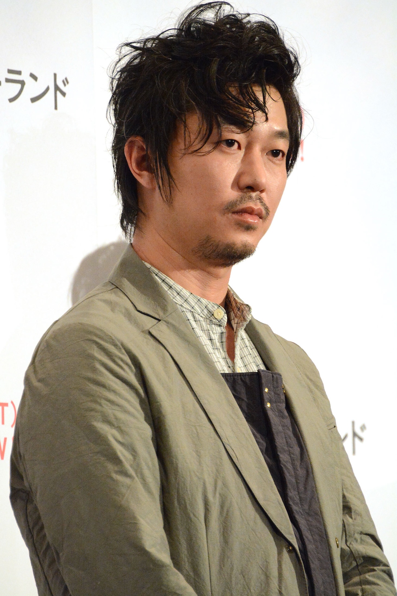 菅田将暉よりの市原隼人さま専用 市原隼人（右）のスーツの襟を整える菅田将暉（左）。 - 中村