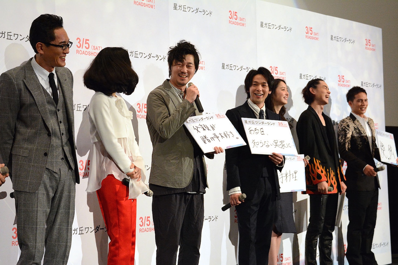 市原隼人（右）のスーツの襟を整える菅田将暉（左）。 - 中村