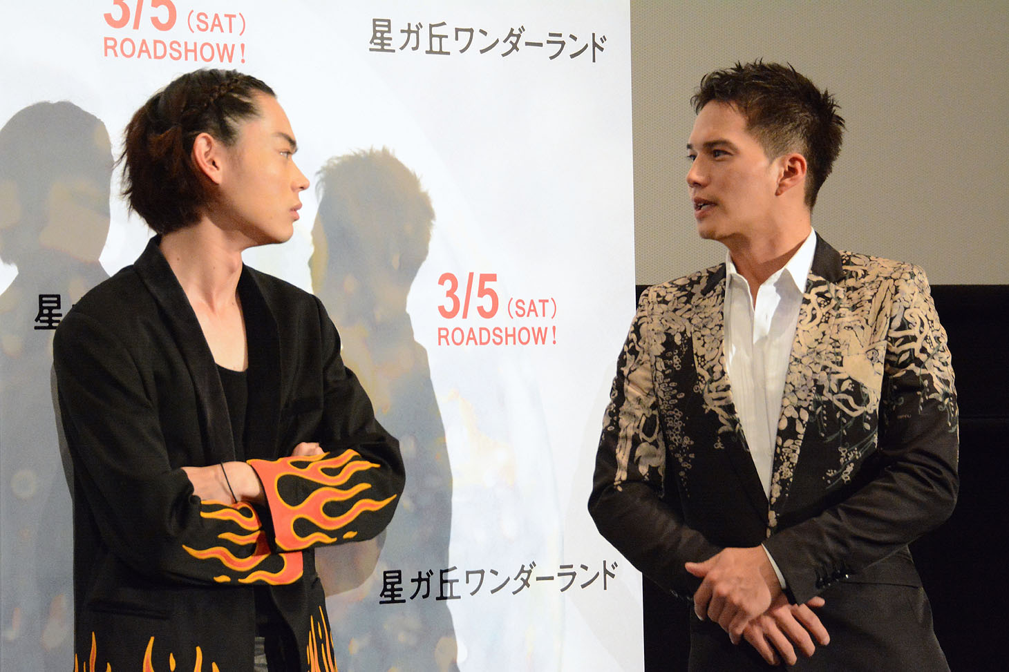 談笑する菅田将暉（左）と市原隼人（右）。