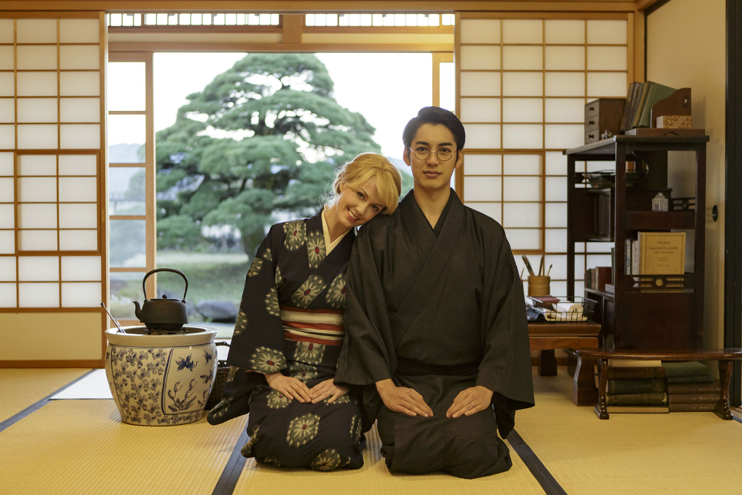 「高台家の人々」より、左からシャーロット・ケイト・フォックス演じるアン、大野拓朗演じる茂正。