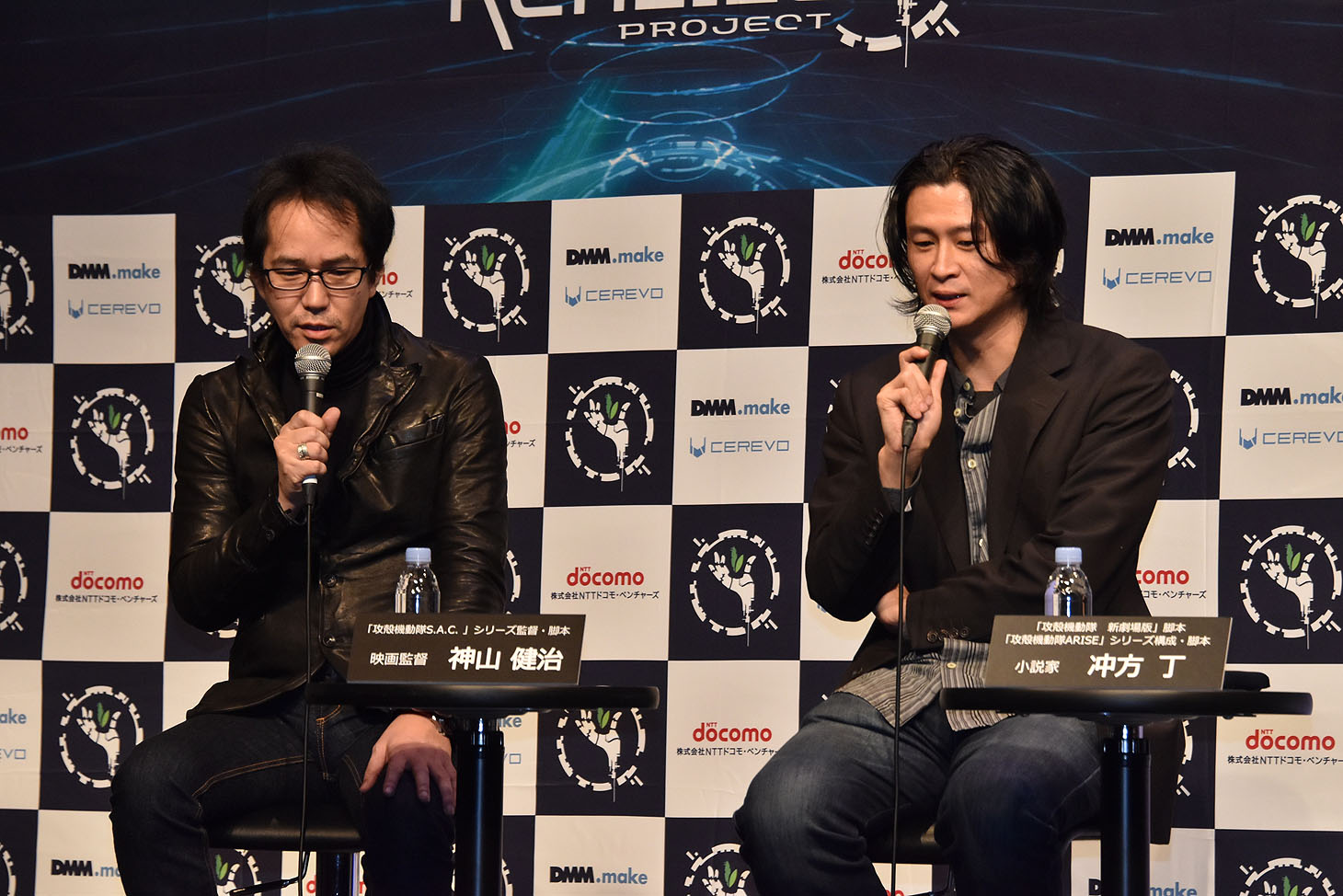 左から神山健治、冲方丁。