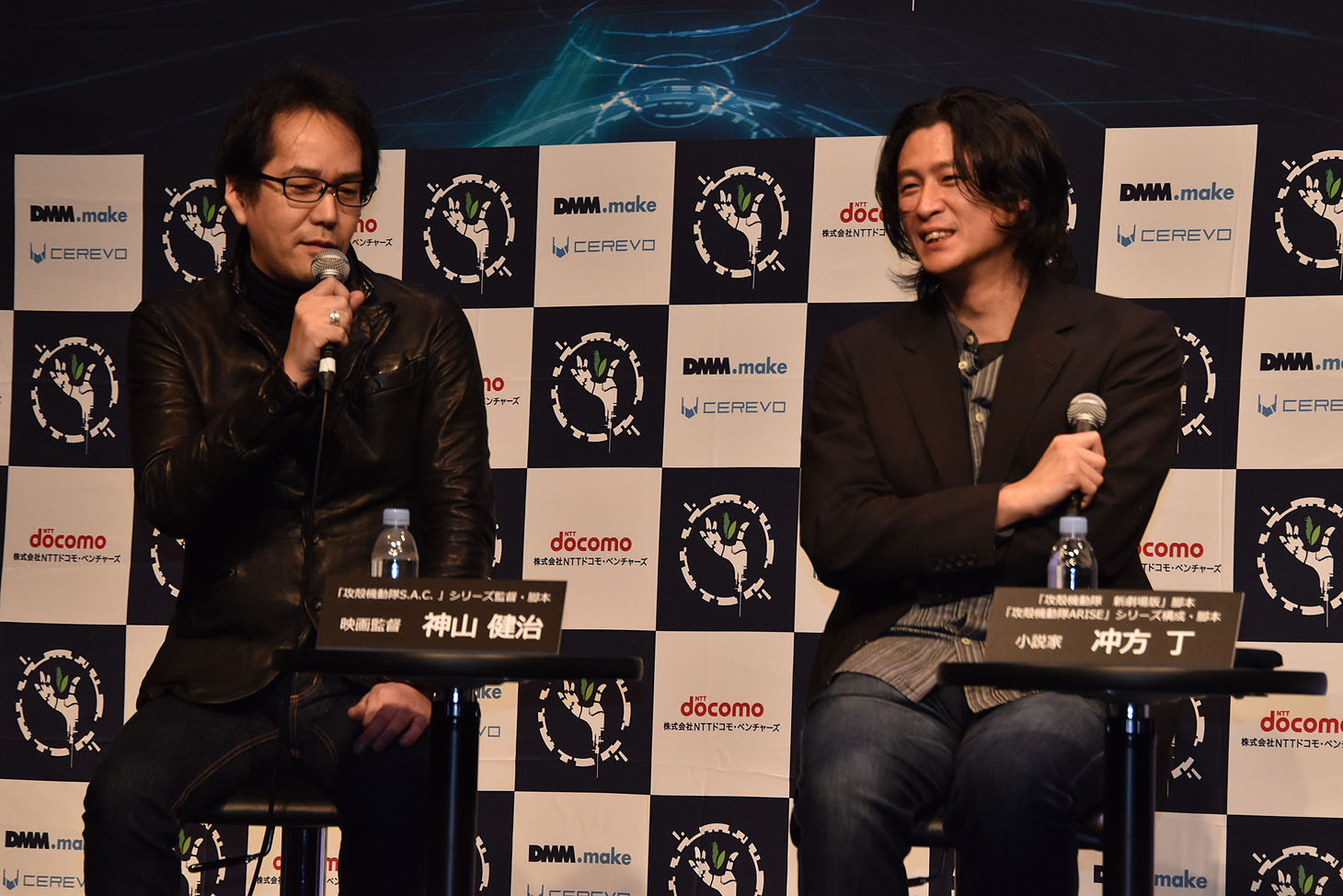 テクノロジーの進歩が創作に及ぼす影響について議論する神山健治（左）、冲方丁（右）。