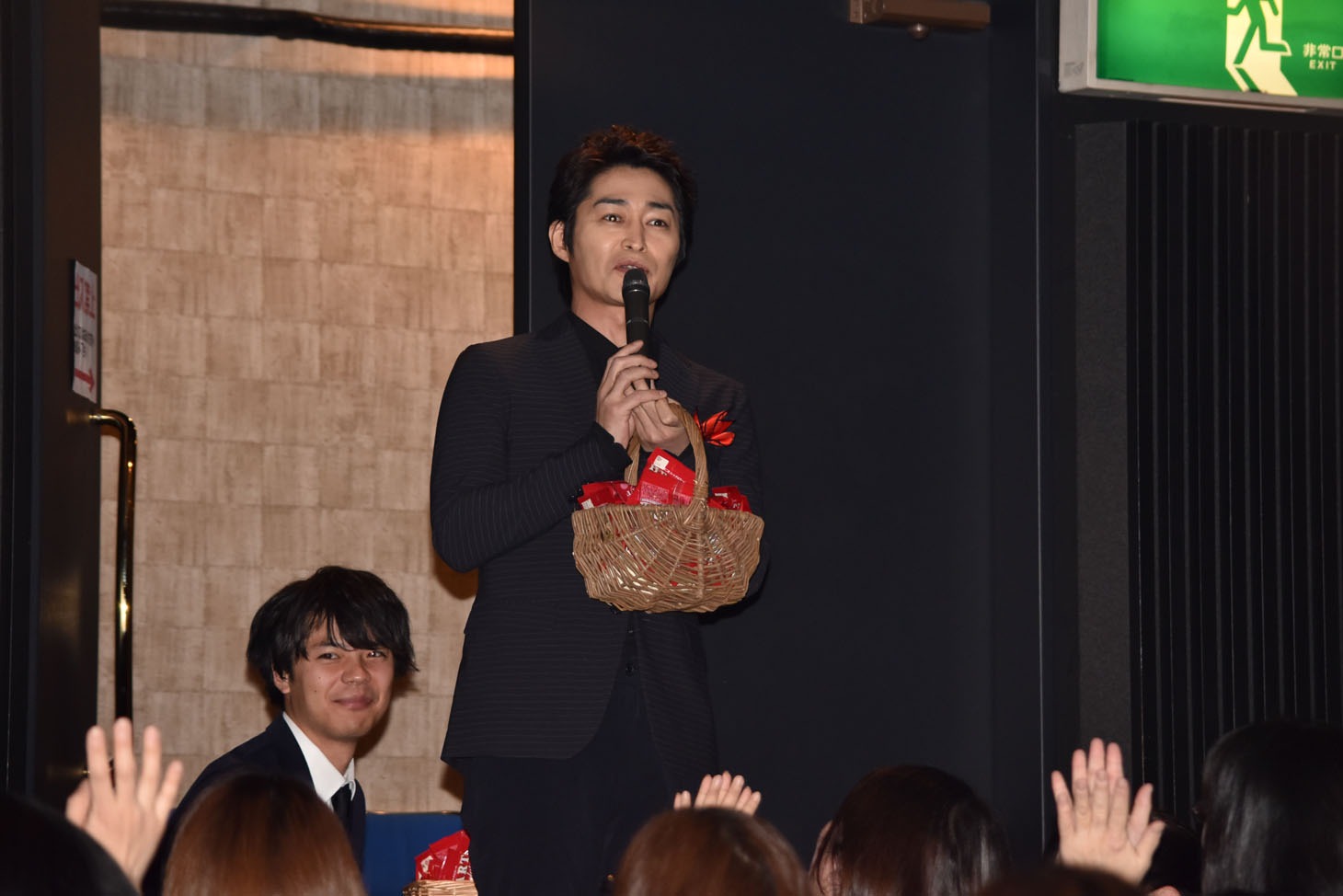 チョコレートが入ったカゴを持って登場した安田顕。