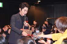 ファンにチョコレートを配る安田顕。