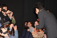 カメラへ向けてポージングする安田顕。