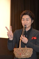 カメラへのアピールを忘れない安田顕。