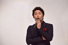 地元での舞台挨拶にて、遠くからこちらをじっと見ていたという母親を真似る安田顕。