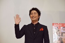 マスコミへ笑顔を振りまくも、なぜか「両手を振ってください」という要求には頑なに応じない安田顕。