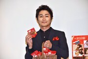 「（チョコレートは）映画と関係ないんですけどね」と言いながらポーズを決める安田顕。