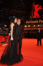 「ヘイル、シーザー！」ベルリン国際映画祭でのレッドカーペットイベントに登場したジョージ・クルーニー（右）とアマル夫人（左）。