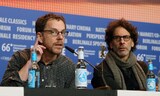 「ヘイル、シーザー！」ベルリン国際映画祭での記者会見に参加したイーサン・コーエン（左）、ジョエル・コーエン（右）。
