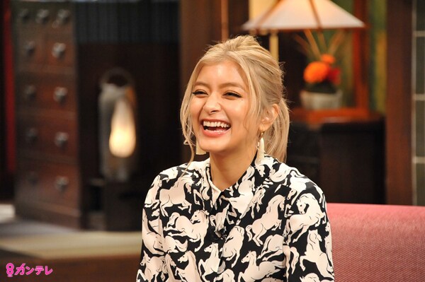 ローラが「さんまのまんま」に出演、ハリウッド進出作「バイオハザード」裏話明かす