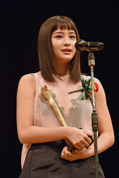 新人女優賞を受賞した広瀬すず。