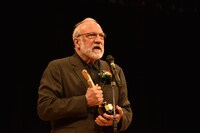 文化映画ベスト・テン第1位を受賞した「沖縄 うりずんの雨」の監督ジャン・ユンカーマン。