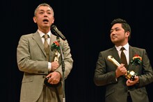 篠原篤（右）のスピーチの際に、祝福のコメントをした橋口亮輔（左）。