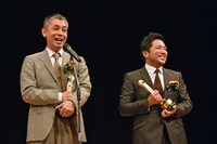 篠原篤（右）のスピーチの際に、祝福のコメントをした橋口亮輔（左）。