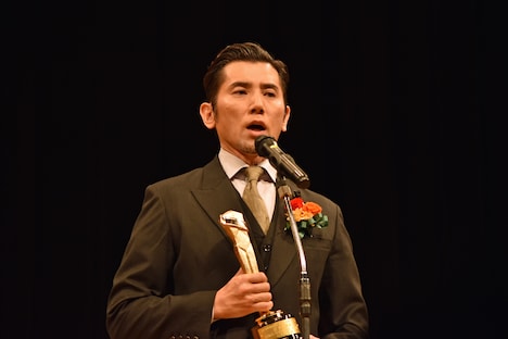 助演男優賞を受賞した本木雅弘。