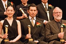 左から深津絵里、本木雅弘、篠原篤。