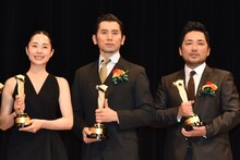 左から深津絵里、本木雅弘、篠原篤。