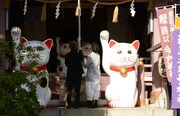 「世界から猫が消えたなら」ヒット祈願イベントより、本尊へ向かいお参りする佐藤健（左）と宮崎あおい（右）。