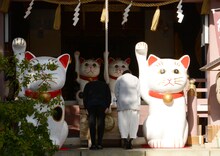 「世界から猫が消えたなら」ヒット祈願イベントより、本尊へ向かいお参りする佐藤健（左）と宮崎あおい（右）。