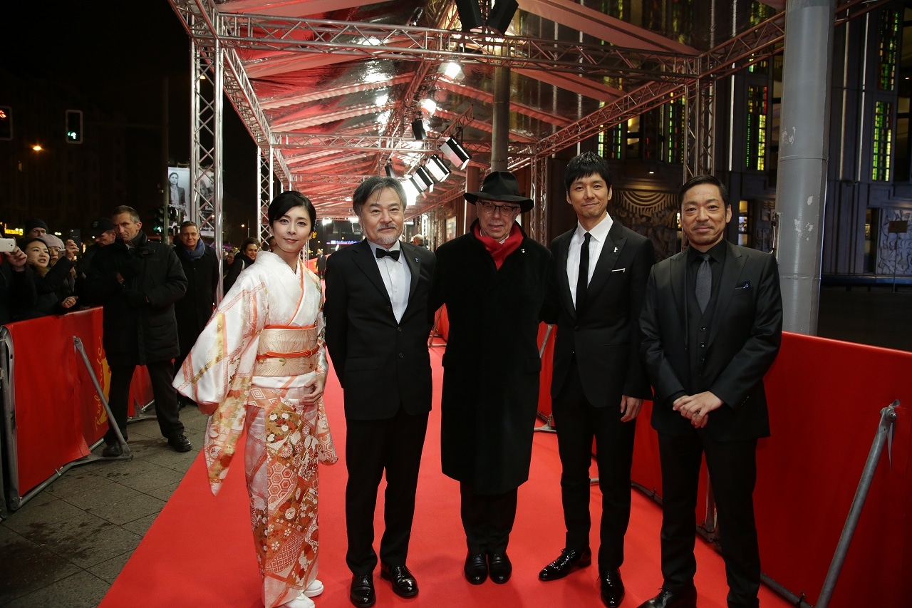 第66回ベルリン国際映画祭より、レッドカーペットでの様子。左から竹内結子、黒沢清、ベルリン国際映画祭でディレクターを務めるディーター・コスリック、西島秀俊、香川照之。