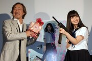 「セーラー服と機関銃 -卒業-」凱旋舞台挨拶より、橋本環奈(右)と武田鉄矢(左)。