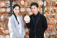 絵馬を手にした佐藤健（右）と宮崎あおい（左）。