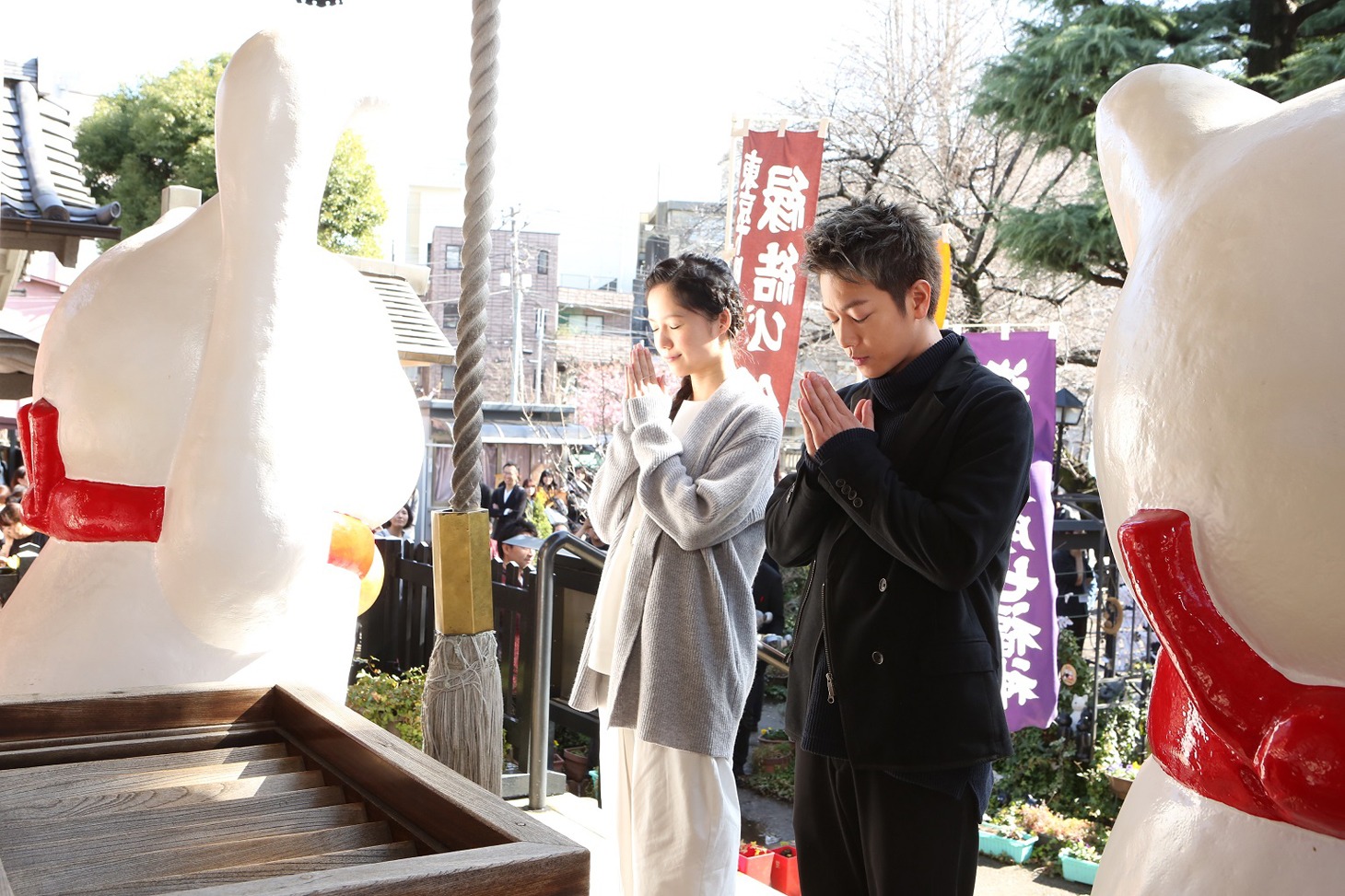 「世界から猫が消えたなら」ヒット祈願イベントより、参拝中の佐藤健（右）と宮崎あおい（左）。
