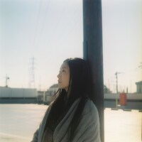 「始発待つ光のなかでピーナツは未来の車みたいなかたち」