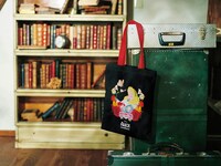 「一番くじ 不思議の国のアリス」C賞 オリジナルアートバッグのイメージ。