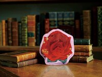 「一番くじ 不思議の国のアリス」D賞 赤バラのポーチのイメージ。