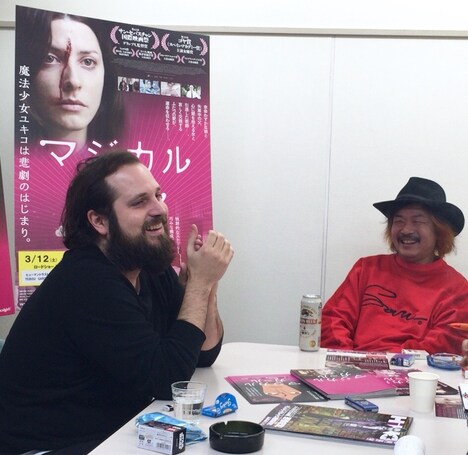 カルロス・ベルムト(左)と園子温(右)の対談風景。