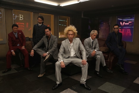 「新宿スワンII」の撮影初日、バースト事務所のロケセットでのキャストたち。