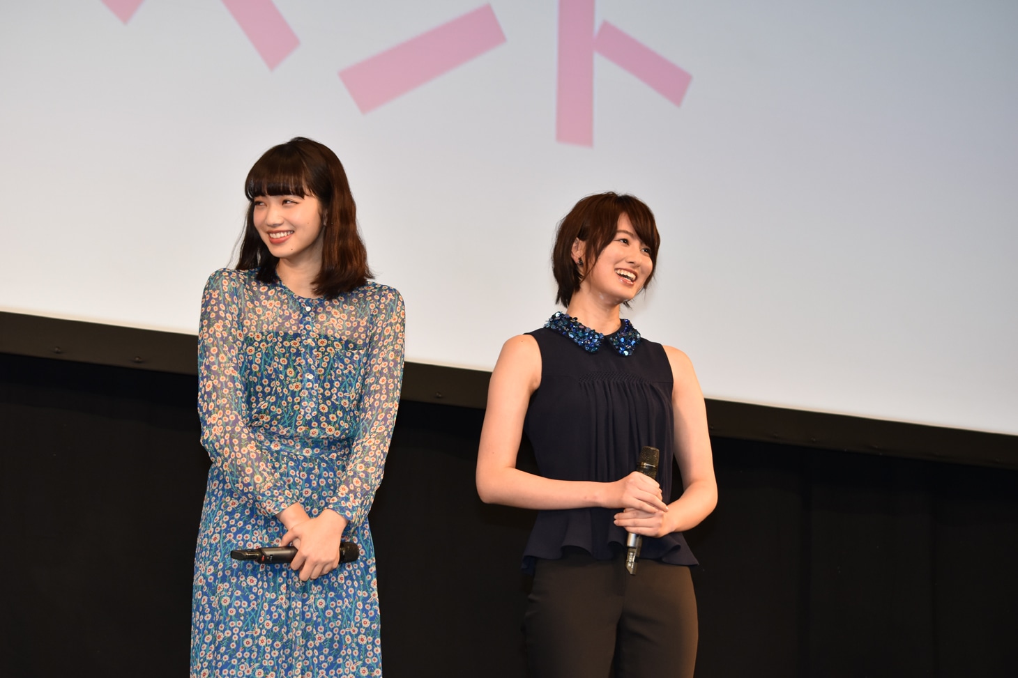 中島健人にイジられる岸優太を見て笑う小松菜奈（左）と高月彩良（右）。