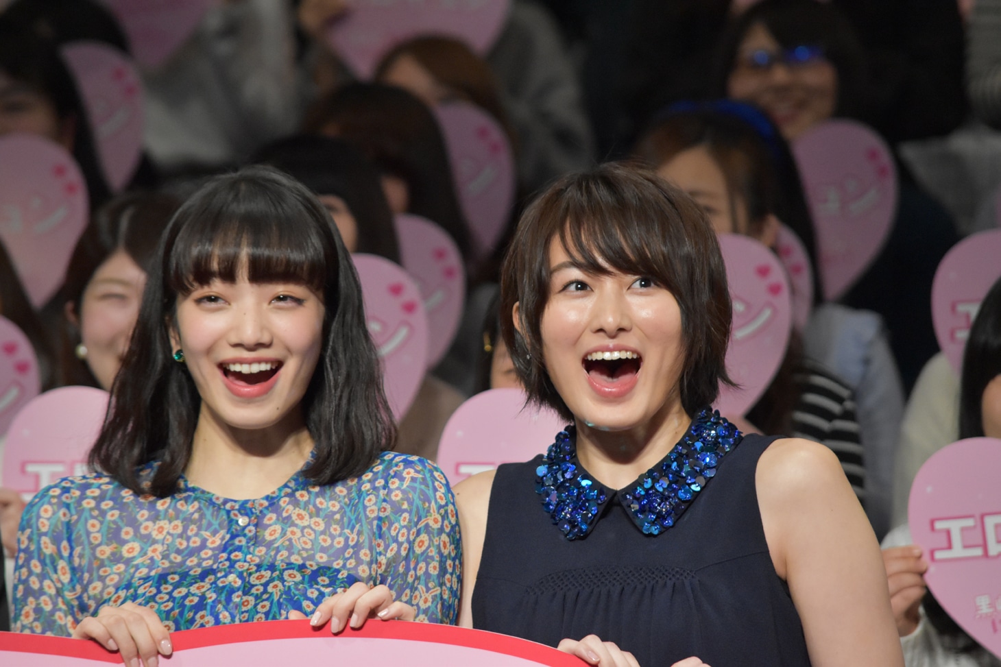 左から小松菜奈、高月彩良。