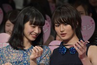 キャノン砲から発射された銀テープを拾った小松菜奈（左）と高月彩良（右）。