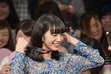 キャノン砲から発射された銀テープで遊ぶ小松菜奈。