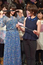 銀テープで遊ぶ小松菜奈（左）。