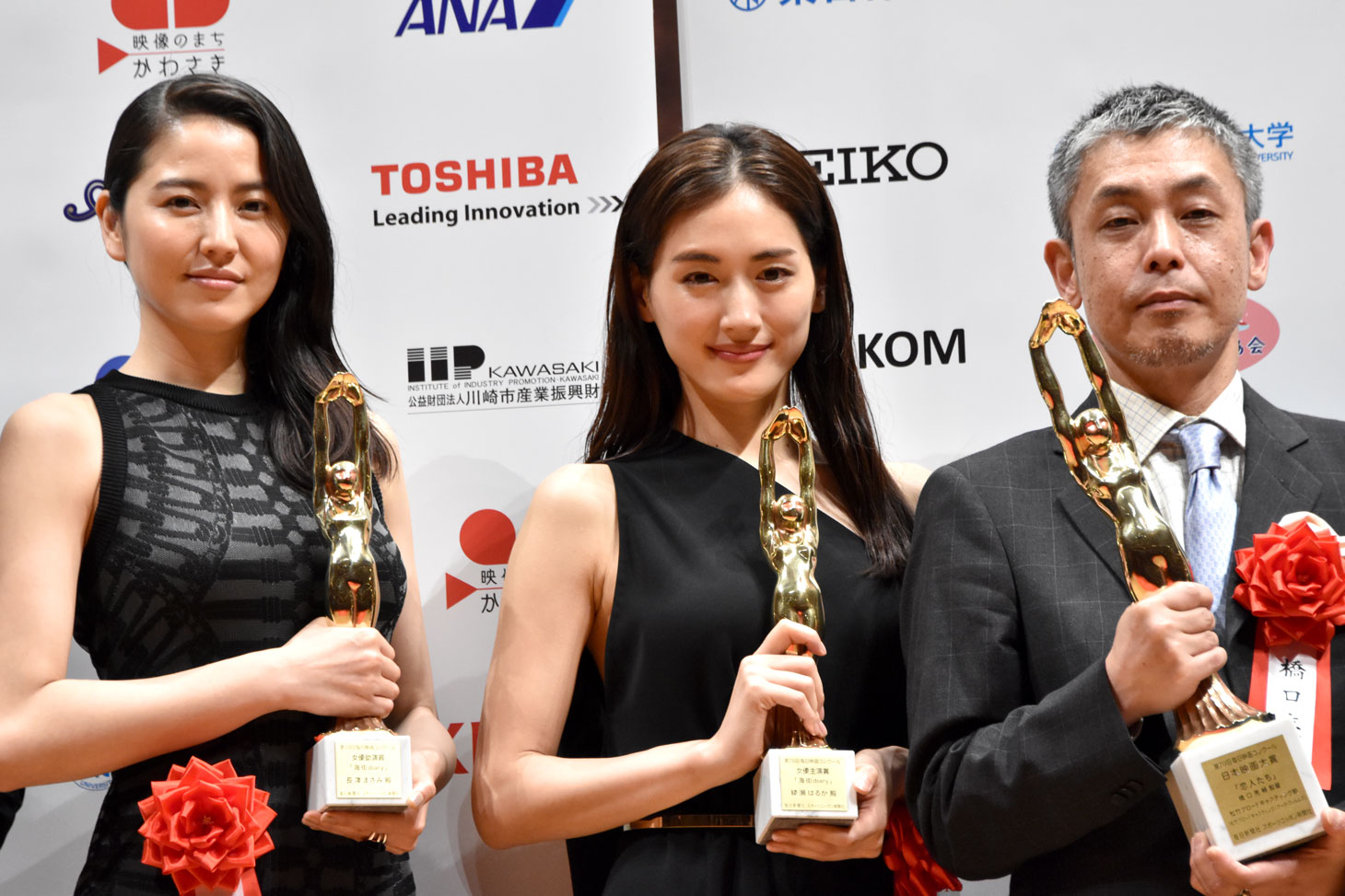 左から長澤まさみ、綾瀬はるか、橋口亮輔。
